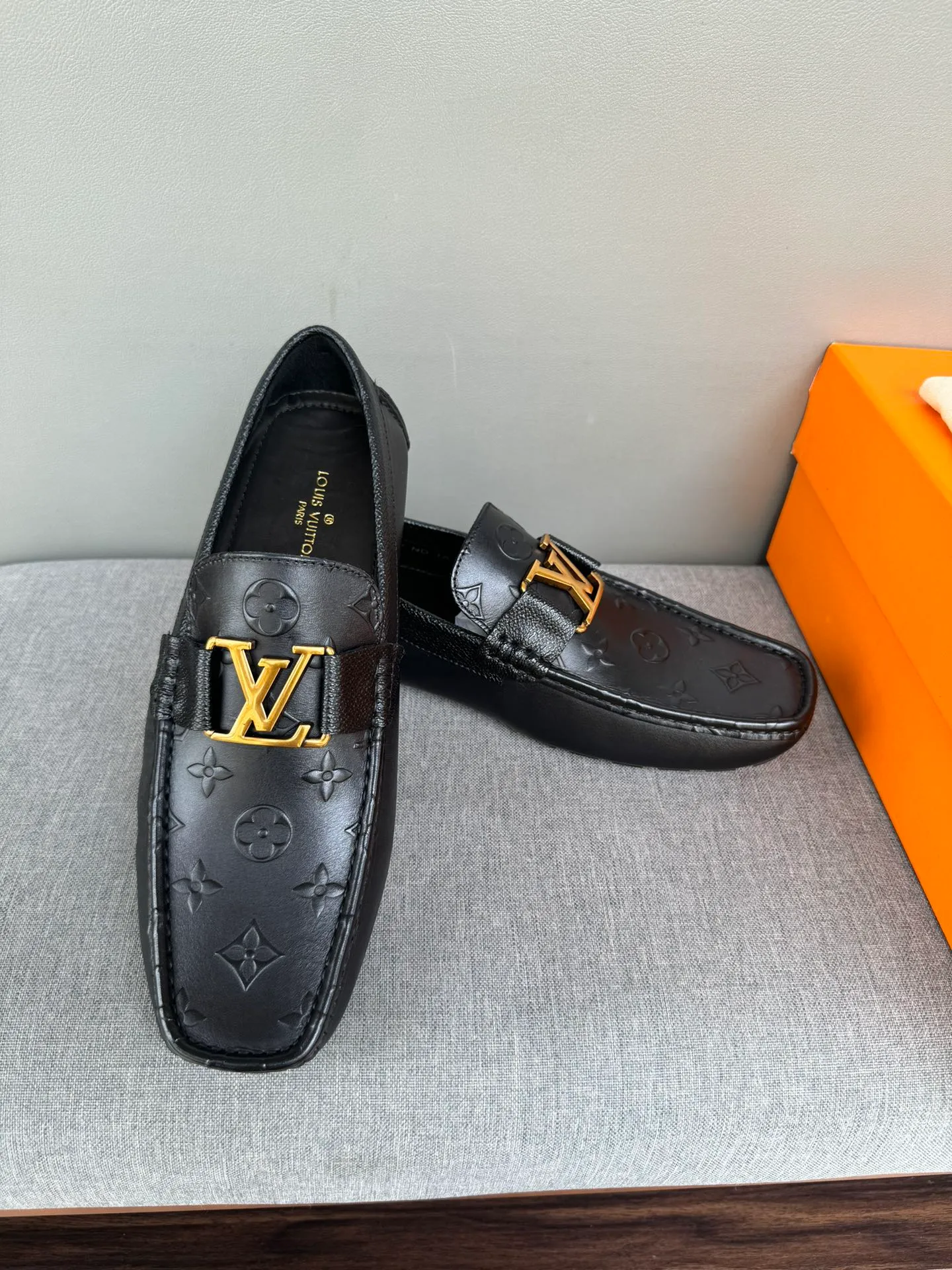 Batch 740💰[strong][strong][strong] Original order quality. New models in counters are synchronized. New models in LV Louis Vuitton counters. Purely handmade men's driving shoes. Doudou shoes. Slip-on shoes. Lazy shoes. Exquisite hand-stitching. The workmanship details are comparable to those in the counters. Italian imported embossed cowhide. Water-dyed cowhide lining. Sweat-absorbent and anti-odor. Black. 39-44 in large quantities in stock (38, 45 custom-made)